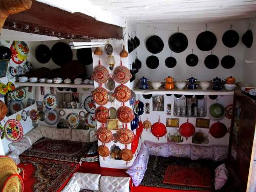 HARAR JUGOL ETHIOPIA: TOURISM, ANCIENT WALL HISTORY & FACTS: The living rooms of traditional houses in Harar are richly decorated with baskets, pans and vases.