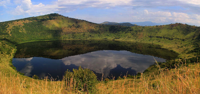 LIST & MAP NATIONAL PARKS UGANDA PDF: Queen Elizabeth Nationalo Park: Volcanic lake.