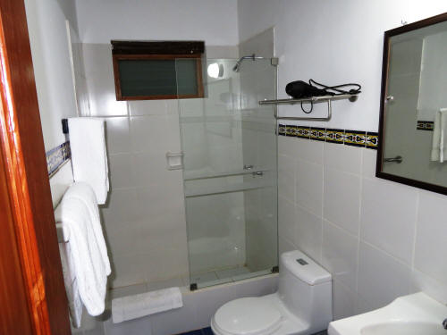 HUARAZ TREKKING: All bedrooms have the same kind of showered bathrooms.