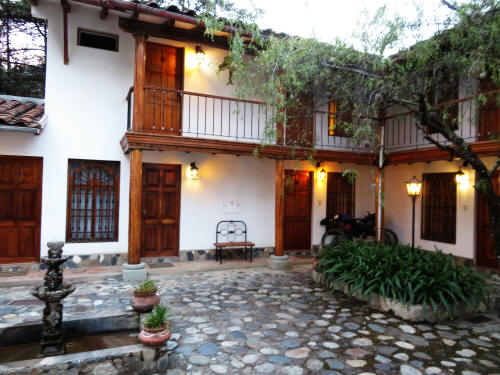 HUARAZ TREKKING: All bedrooms are in complexes surrounding the main building.