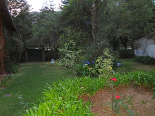 HUARAZ TREKKING: Walled colonial style garden.
