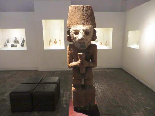 50+ FAMOUS MUSEUMS OF PERU IN LIMA, CUSCO & AREQUIPA: Wooden statue.