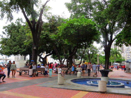 Top 12 things to do in Guayaquil, Ecuador: Fountain at the Malecon.