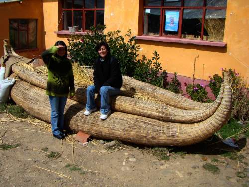 5 THINGS THAT MAKE TITICACA NATIONAL RESERVATION UNIQUE: The traditional Totora boat is actually a reed raft or balsa, built from four bundles of Totora reed bound together around a central basin.
